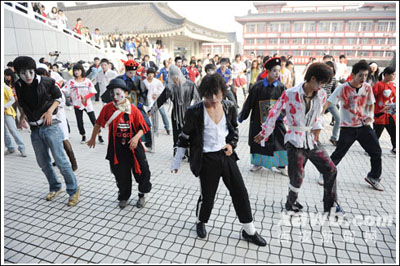 китайские поклонники Майкла Джексона приняли участие во всемирной акции «Всколыхнуть весь мир»