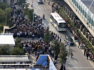 Демонстрация горожан против зачинщицы драки в Шанхае