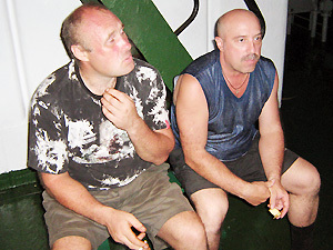 Евгений Клюкин, токарь(слева) и Борис Белокуров, второй штурман - одни из 15 моряков, которые сейчас бедствуют у берегов Китая
