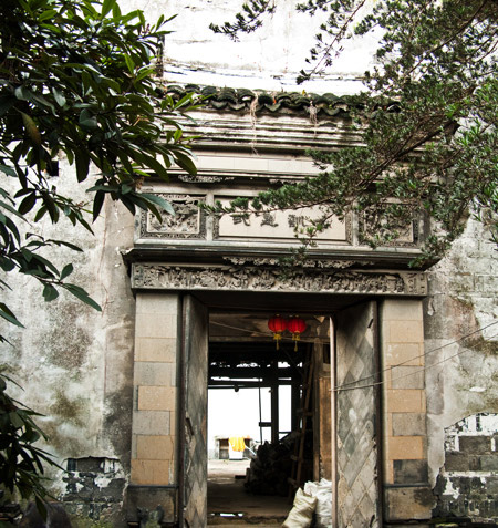 Внутренние врата украшены изящной каменной резьбой.